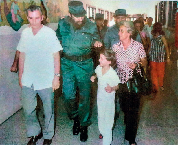 Fidel camina por el pasillo del hospital junto a un niño ya de alta que estuvo muy grave, y por cuya evolución se preocupó. Foto: Cortesía del doctor José Antonio González Valdés