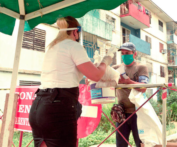 No hay barrera física, ni riesgo que impida el aseguramiento de los servicios básicos a los que residen en zonas en cuarentena. Foto: Pedro Paredes Hernández