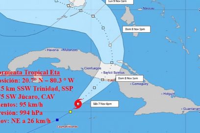 Eta se mueve por los mares al sur de la región central de Cuba