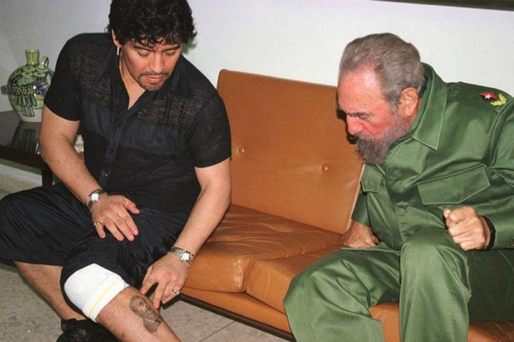 Maradona le enseña a Fidel el tatuaje que tiene suyo en la pierna izquierda. Foto: Página 12