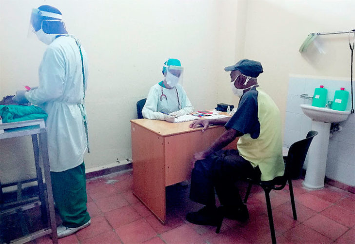 En los cuerpos de guardia de los 19 policlínicos de la provincia se atienden de manera diferenciada a los pacientes con síntomas de infecciones respiratorias. Foto: Yolanda Molina Pérez