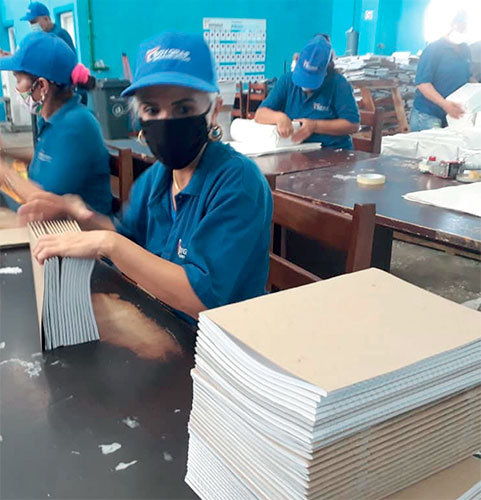 Los trabajadores del poligráfico espirituano laboran en la fabricación de libretas escolares con destino a las provincias de Cienfuegos y Sancti Spíritus. Foto: Yuleiky Obregón Macías