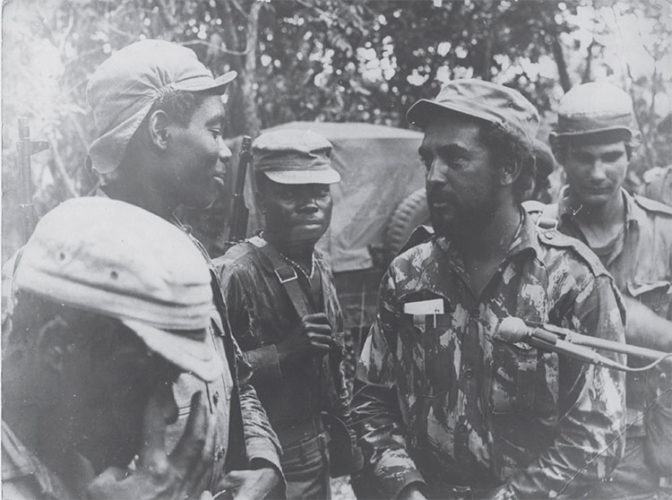 Romárico, en primer plano, junto a la radista angolana que lo acompañó durante los combates de Quifangondo. Foto: Cortesía del General de división Romárico Sotomayor García