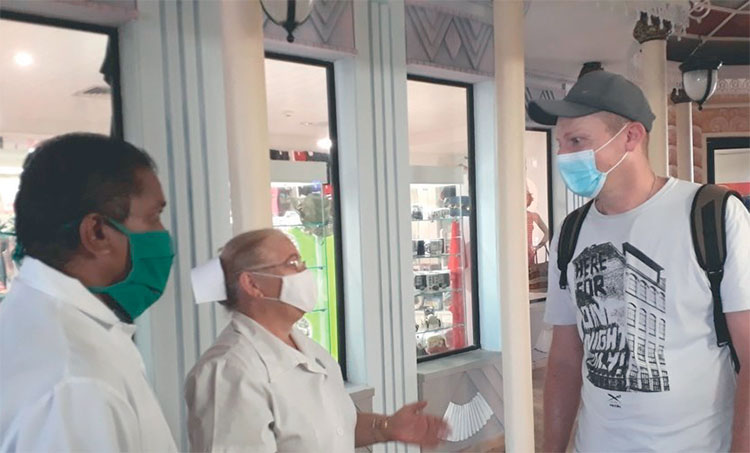 Turistas como el alemán Mario agradecen al personal sanitario del hotel Royalton Hicacos la excelencia en la implementación de las medidas higiénico-sanitarias. Foto: Noryis