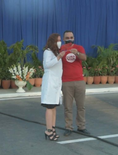 En representación del Comité de la UJC, la doctora Leyanis Junco Labrador, recibió la condición Jóvenes por la Vida, de manos de Yoel Rodríguez Díaz, primer secretario de la organización en la provincia. Foto: Pedro Paredes Hernández