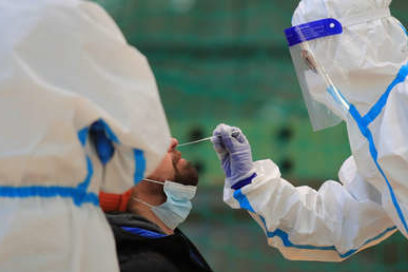 Nueva variante de coronavirus detectada en Reino Unido puede ser más transmisible