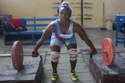 Pesistas cubanos alzan vía online