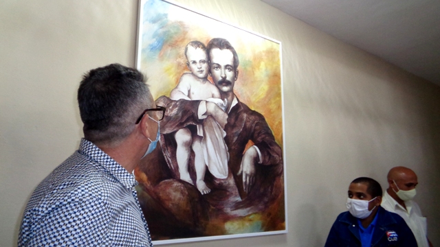 Un cuadro de José Martí y su hijo precede la entrada del teatro. Foto: Lianne Fonseca