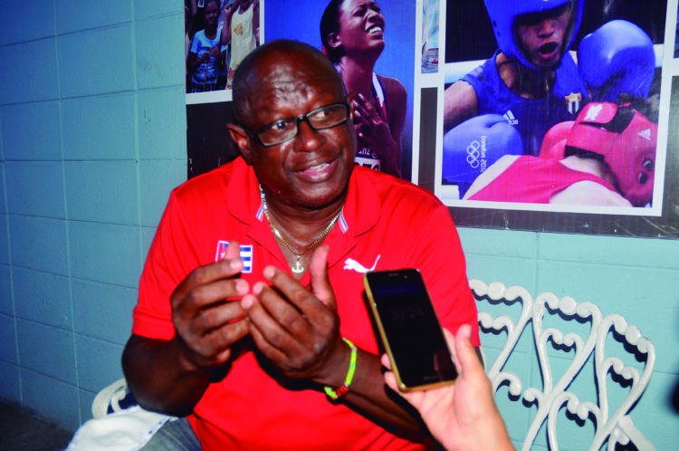 Enrique Cepeda conversa con Trabajadores. foto: José Raúl Rodríguez Robleda.