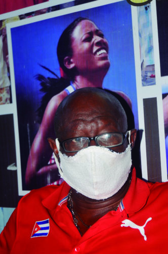 Enrique Cepeda conversa con Trabajadores. foto: José Raúl Rodríguez Robleda.