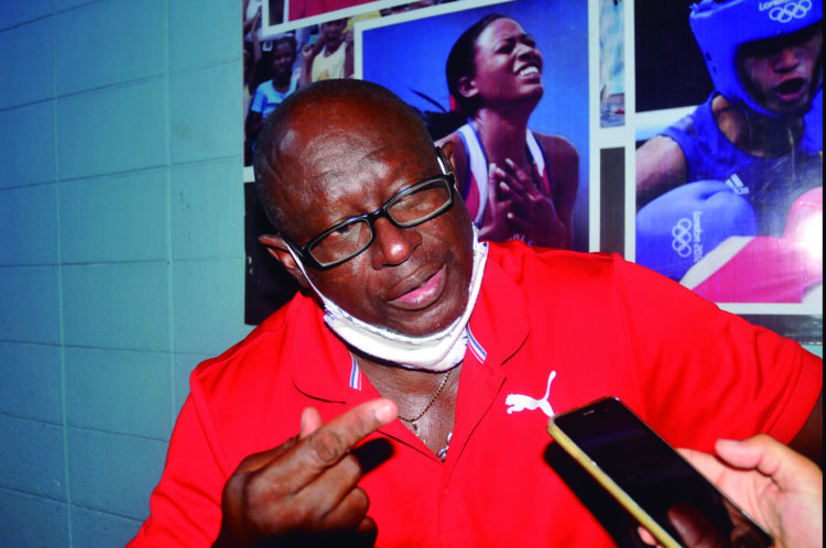 Enrique Cepeda conversa con Trabajadores. foto: José Raúl Rodríguez Robleda.