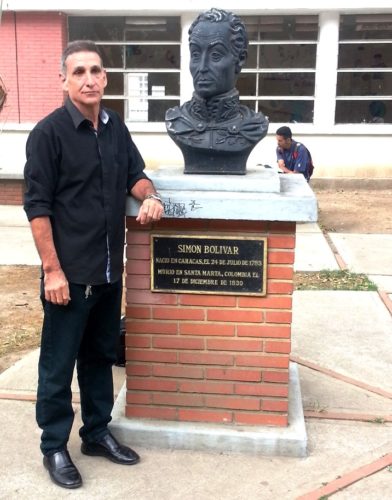El doctor en Ciencias Pedagógicas, Wilfredo Falcón Quintero, rinde tributo a El Libertador.
