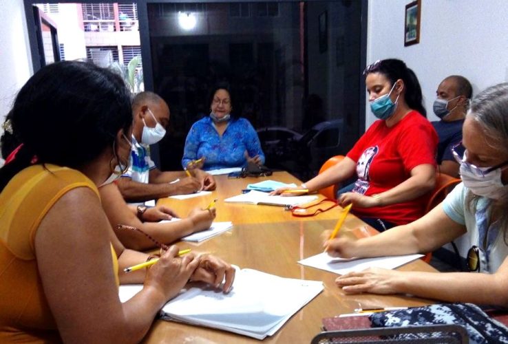 Inalbis (al centro de la mesa) y su colectivo diseñan estrategias de trabajo en condiciones de pandemia. Foto: Cortesía de la entrevistada