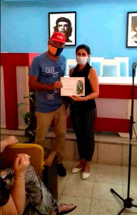 Fueron reconocidos los colectivos más destacados que con sus aportes permiten la vitalidad de la CTC en Holguín. Foto: Cortesía de la CTC