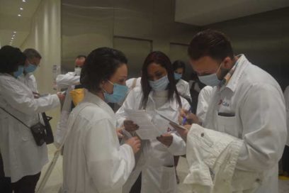 Médicos de Cuba iniciarán enfrentamiento a la Covid-19 en Panamá