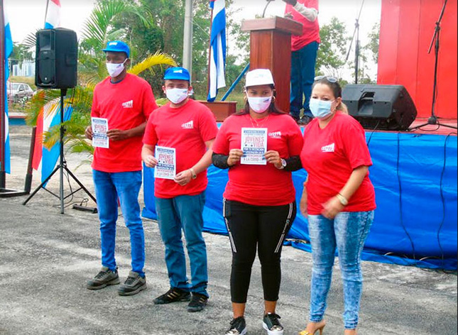 Jóvenes cienfuegueros que participaron en el enfrentamiento a la pandemia fueron reconocidos. Foto: Barreras Ferrán