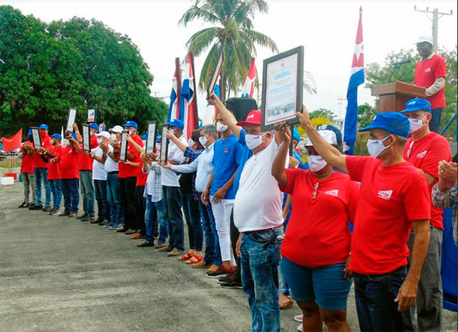 A las empresas destacadas de Cienfuegos les entregaron un diploma de reconocimiento. Foto: Barreras Ferrán