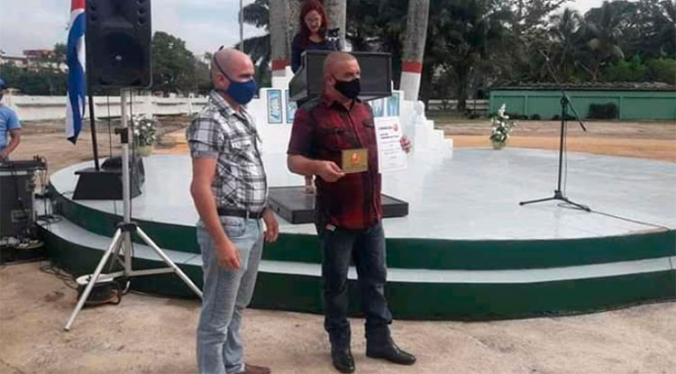 Los trabajadores de la Empresa de Construcción y Montaje de Ciego de Ávila (Conavil) recibieron el reconocimiento como Colectivo Forjadores del Futuro. Foto: Mariela Burgos Márquez