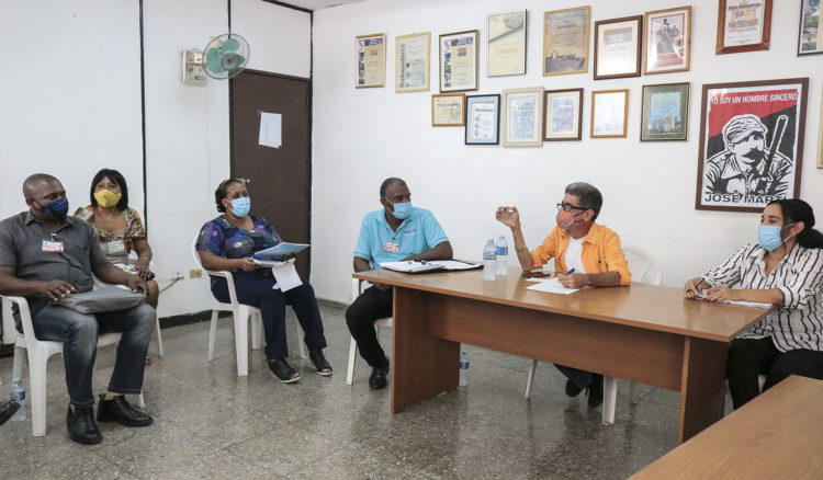 Directivos de la Central de Trabajadores de Cuba y el Ministerio de Trabajo y Seguridad Social participan en el Foro online Tarea Ordenamiento en el ámbito laboral. Foto: Heriberto González