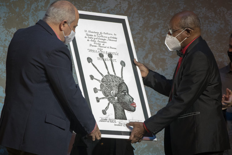 El ministro de Cultura entrega el diploma acreditativo del Premio Nacional de Danza 2020 a Johannes García. Foto: Yuris Nórido