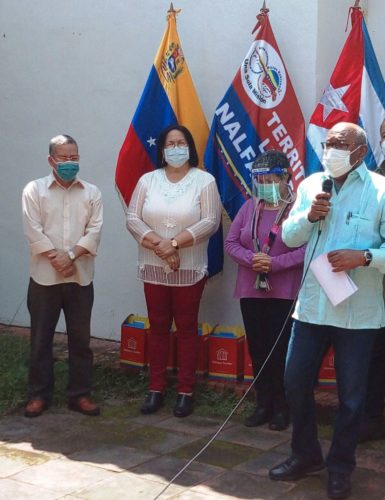 El ministro del Poder Popular para la Educación de Venezuela, Aristóbulo Istúriz Almeida (primer plano a la derecha) reconoce el apoyo solidario. Foto: Jorge Pérez