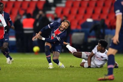 No pinta bien: Neymar sale en camilla y llorando