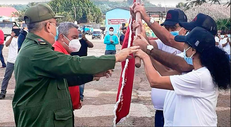 El contingente Blas Roca Calderío recibió la bandera de colectivo Vanguardia Nacional en el acto central correspondiente a la provincia de La Habana. Foto: Misael Rodríguez Llanes