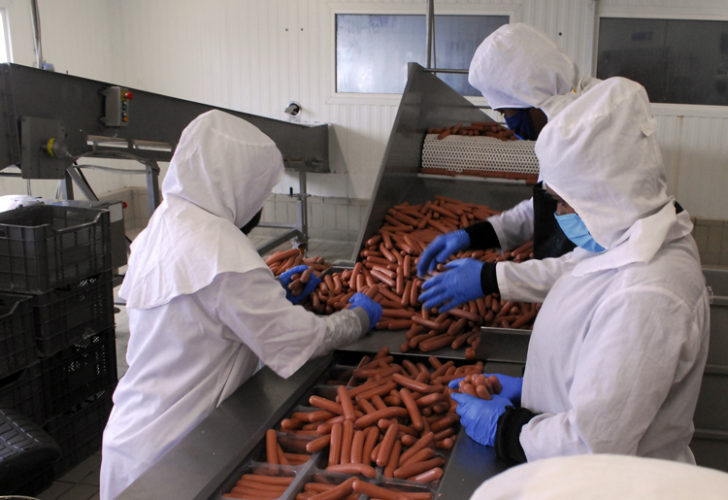 En pleno apogeo la producción de salchichas. Foto: Agustín Borrego Torres