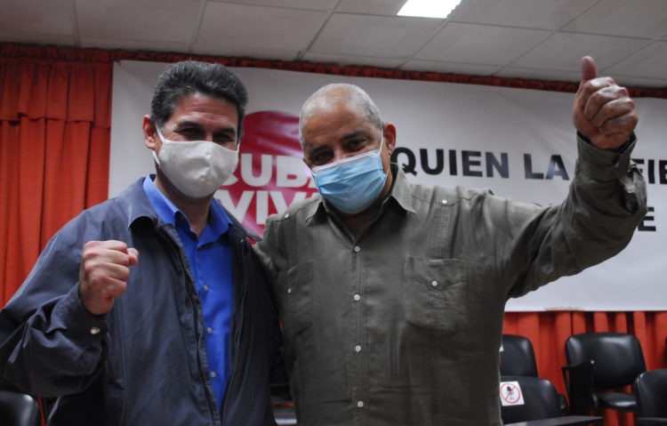 Alfredo Vázquez Pérez nuevo secretario general del Comité Provincial de la Central de Trabajadores de Cuba (CTC) en La Habana (a la izquierda) y Luis Manuel Castanedo Smith (a la derecha) Foto: Agustín Borrego