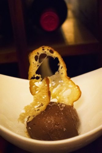 Chocolate Salado, es un ganache de chocolate amargo con aceite de oliva extra virgen, pan blanco tostado y escamas de sal gruesa. Esta combinación nos aleja de un postre tradicional pero nos resalta el sabor del chocolate, además que puedes continuar con un vino tinto que te haya sobrado de la cena. Fuente: Página de Facebook del restaurante Costa Vino