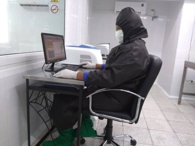 En el Laboratorio de Biología Molecular (LBM)se despliegan esfuerzos para procesar más de mil muestras diariamente, pero esa lucha institucional debe tener respaldo en la responsabilidad social. Foto: Cortesía del LBM