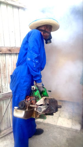 Al tratamiento adulticida intradomiciliario hay que sumar la responsabilidad en cada hogar y centro laboral para erradicar focos. Foto: Lianne Fonseca