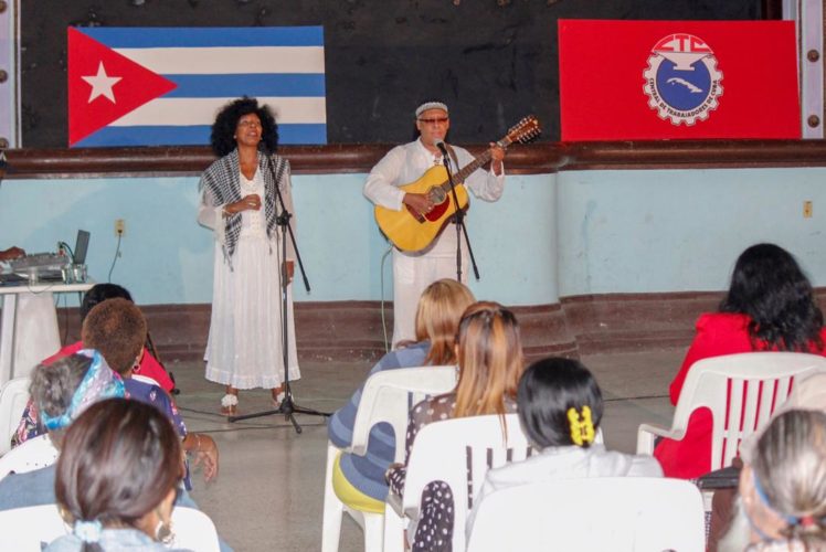 Proyecto Querol y su trova, integrado por el trovador Alexis Querol Aldanay la vocalista Niurka Robeaux Torres.