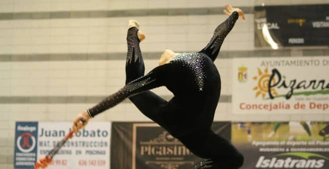 Adrián Munuera durante una rutina de mazas. Foto: Club Purpurina