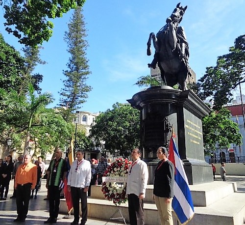 Como nuestro José Martí autoridades cubanas que visitan Venezuela y los colaboradores rinden homenaje a Simón Bolívar en la plaza homónima en Caracas. Foto: Jorge Pérez Cruz