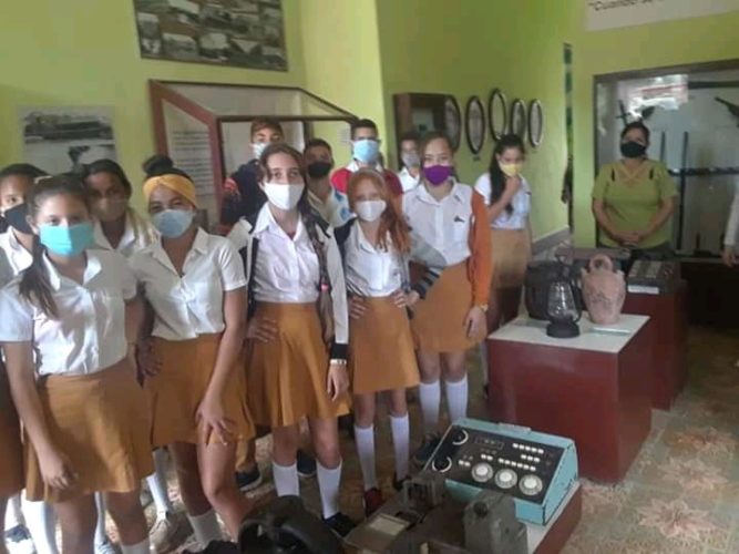 Estudiantes de la escuela secundaria básica urbana Carlos Rodríguez Careaga.