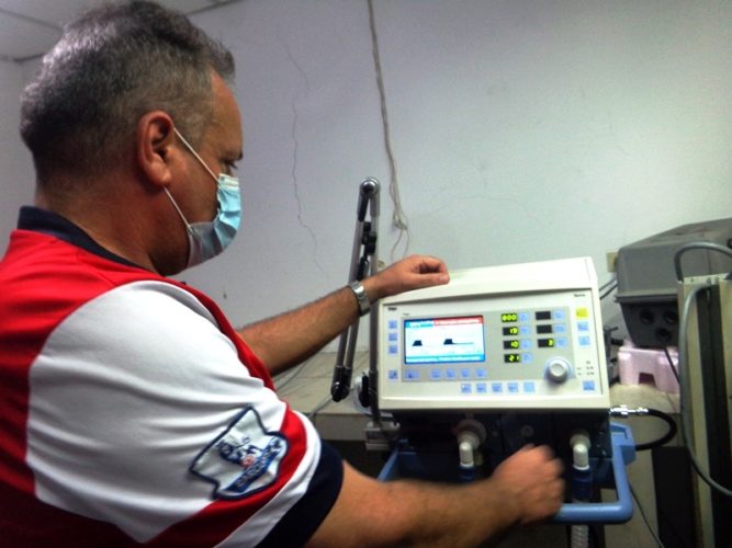 El trabajo de los especialistas de Electromedicina contribuyen en los mantenimientos y la recuperación de equipos. Foto: José Alfredo Rodríguez