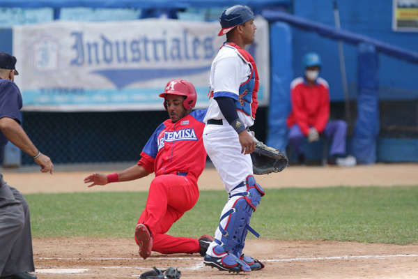 Industriales ganó el doble juego dominical ante Artemisa. Foto: Roberto Morejón