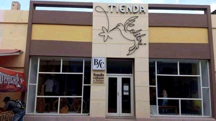 La tienda se inserta como un nuevo atractivo en el boulevard holguinero. Foto: Rubén Rodríguez