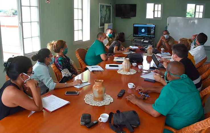 Reunión de científicos y expertos en el Hospital Militar Manuel Fajardo de Villa Clara para establecer protocolos de tratamientos. Foto: Carlos Rodríguez