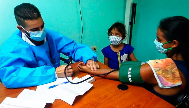 La atención esmerada a las personas con síntomas de enfermedades respiratorias es una medida de bioseguridad. Foto: Jorge Pérez