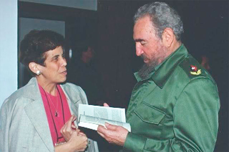 Concepción Campa junto a Fidel, un paradigma para ella. Foto: Archivo de Trabajadores