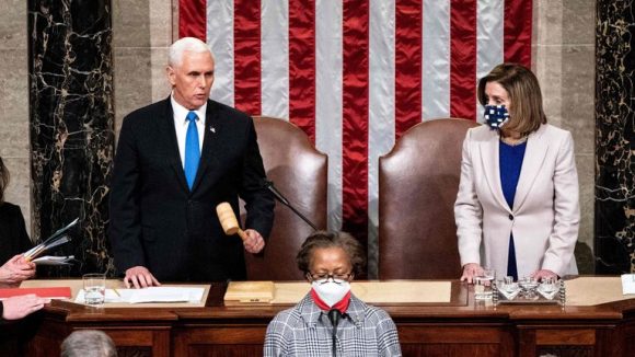 El vicepresidente de Estados Unidos, Mike Pence, y la presidenta de la Cámara de Representantes, Nancy Pelosi, durante la sesión para certificar los resultados electorales. Foto: El País.
