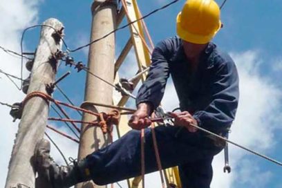 Trabajadores eléctricos de Granma nuevamente en lo más alto
