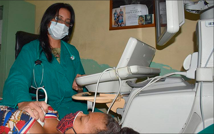 Doctora Lizet Ley del pediátrico villaclareño estudia las consecuencias del virus en niños afectados por la enfermedad. Foto: Carlos Rodríguez
