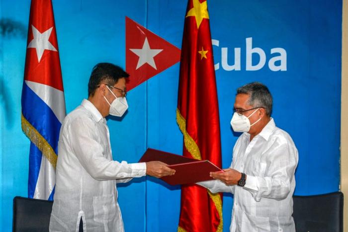 El viceministro primero de Relaciones Exteriores, Marcelino Medina, y el embajador de la nación asiática en la mayor de las Antillas, Chen Xi, firmaron el acta de entrega del donativo.