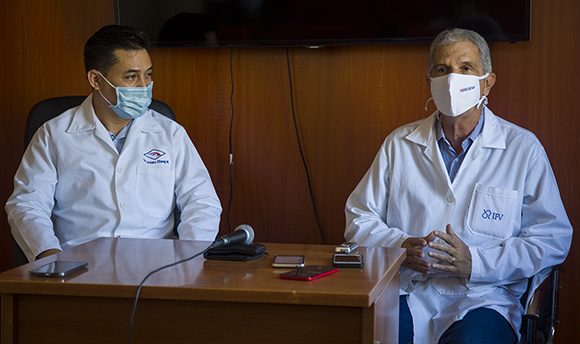 Arturo Chan Monteagudo, especialista de I y II grado en Inmunología y Rolando Ochoa Azze, investigador y profesor Titular y consultante del Instituto Finlay de Vacunas. Foto: Irene Pérez/ Cubadebate.