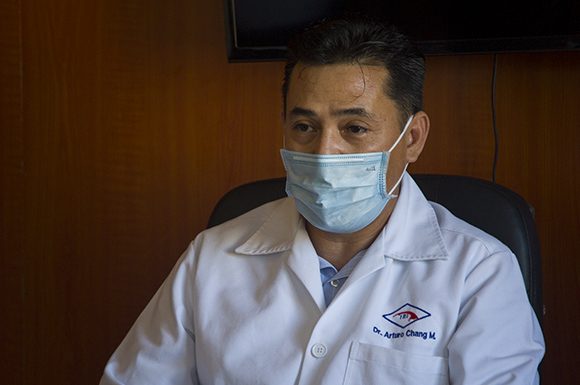 Doctor Arturo Chan Monteagudo, especialista de I y II grado en Inmunología e investigador principal del ensayo clínico. Foto: Irene Pérez/ Cubadebate.