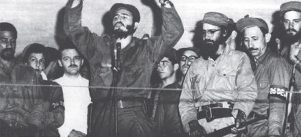 Dialogando con el pueblo. A la derecha de Fidel, el comandante Almeida y Celia; a su izquierda Felipe Guerra Matos, José Ramírez Cruz (Pepe) y Antonio Enrique Lusson. Foto: Tomada del libro Caravana de la Libertad, Luis Báez y Pedro de la Hoz