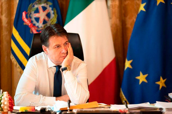 Giuseppe Conte, este martes en el palacio Chigi tras presentar su dimisión como primer ministro. Fuente: EFE